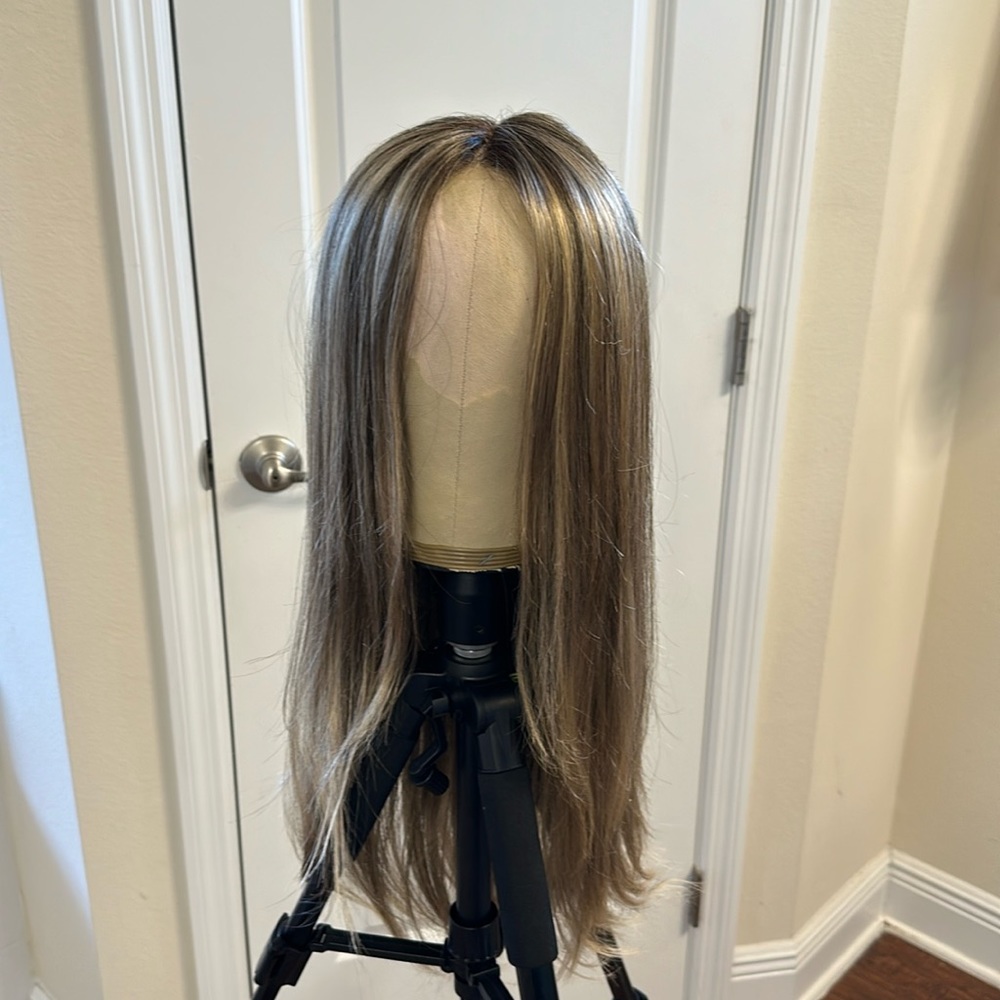 Like new. Avery Wig from the Smartlace Collection by Jon Renau.